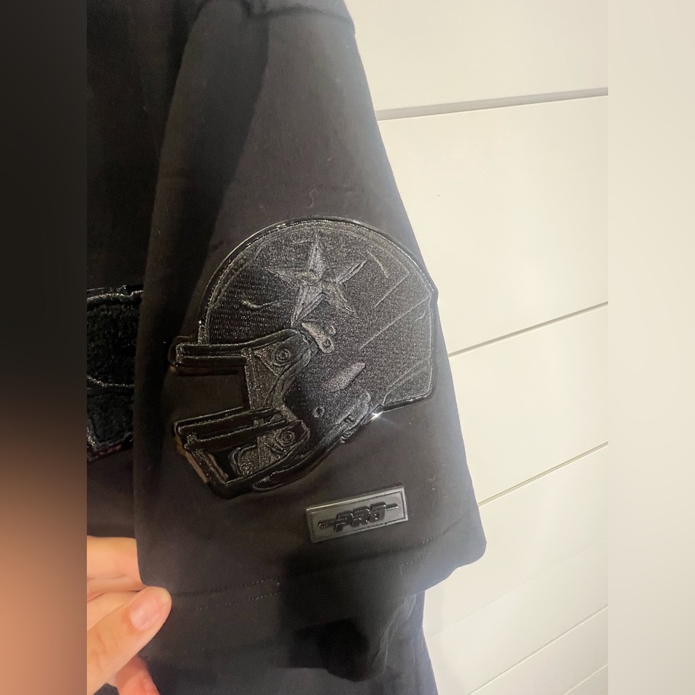 Officially Liscensed NFL Dallas Cowboys ProStandard Black on Black T-shirt - Picture 4 of 10